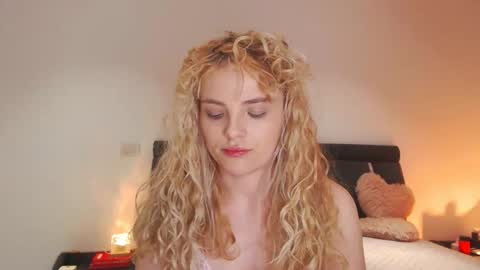 annaevv online show from February 26, 4:33 am