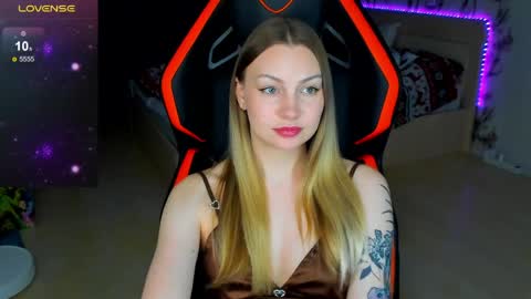 Annie online show from March 6, 9:54 pm