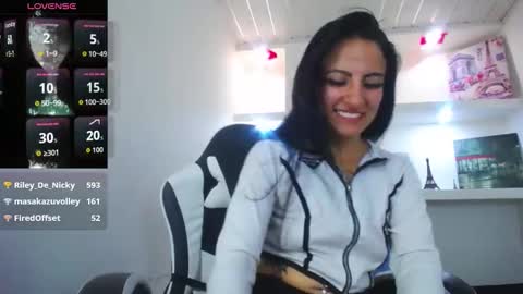 Anniee online show from December 5, 5:25 pm