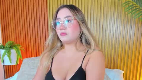 A N T O N E L L A  online show from November 15, 4:41 pm