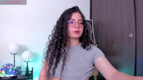 Snapshot of antoniart_ chatting on December 4, 3:37 am Antonia online show from December 4, 3:37 am