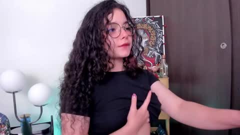 Snapshot of antoniart_ chatting on December 7, 3:25 am Antonia online show from December 7, 3:25 am