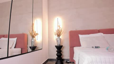  Ara Ferrer  online show from April 7, 8:33 pm