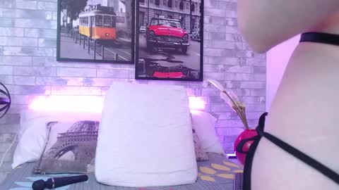 Snapshot of ari_james chatting on December 4, 10:51 pm Ahri James online show from December 4, 10:51 pm