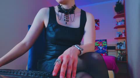Snapshot of arielstonks_lovee chatting on January 8, 6:31 am arielstonks_lovee online show from January 8, 6:31 am
