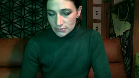 Snapshot of arielwyld chatting on December 18, 12:54 am ariel colin when hes here online show from December 18, 12:54 am