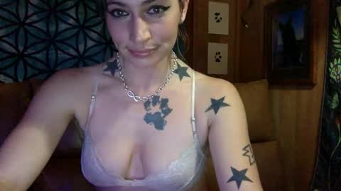 Snapshot of arielwyld chatting on February 3, 1:19 am ariel colin when hes here online show from February 3, 1:19 am