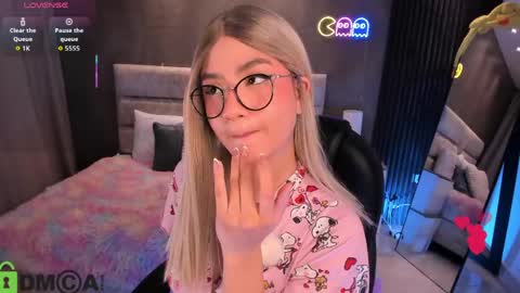 Ari  online show from April 13, 9:26 pm