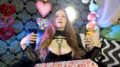 ArtsyHeartsyy online show from February 23, 12:58 am