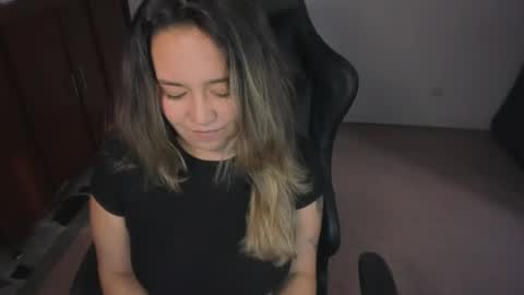 ash_smith1 online show from April 21, 9:22 pm