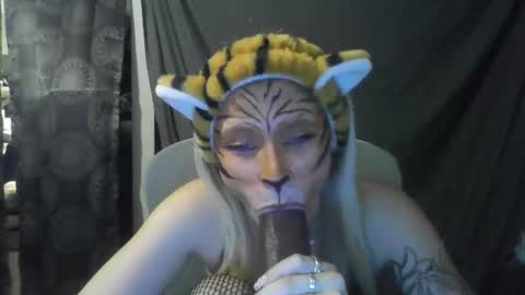 Snapshot of ashleewolfx chatting on October 27, 4:19 am Ashlee Wolf online show from October 27, 4:19 am