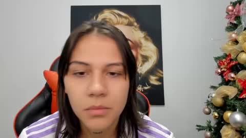 Snapshot of ashleytravis_ chatting on December 29, 3:00 am online show from December 29, 3:00 am