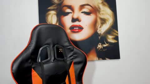 Snapshot of ashleytravis_ chatting on January 7, 2:53 am online show from January 7, 2:53 am