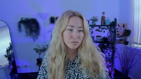 astramonroe online show from June 8, 10:05 am