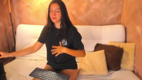 ATENEA MAKRI online show from December 12, 2:00 pm