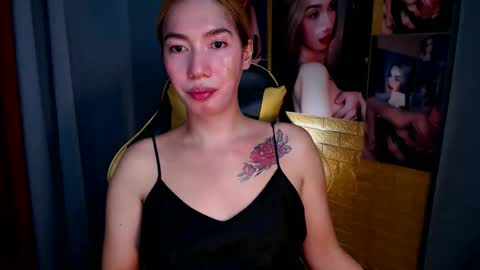 Snapshot of aurakharisma_xx chatting on October 23, 5:24 am Miss awra online show from October 23, 5:24 am