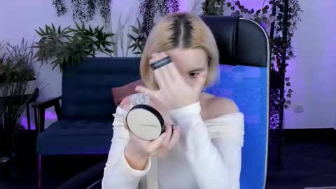 aurorawrenfield online show from December 5, 5:29 am