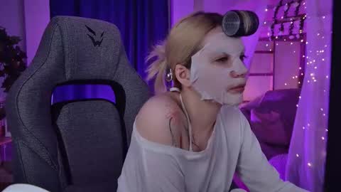 aurorawrenfield online show from March 25, 2:28 am