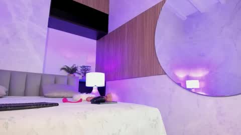 avawhiite online show from January 15, 8:15 pm