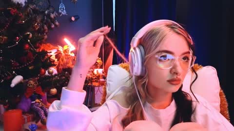 Avriel online show from December 15, 2:30 am