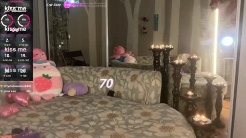 awesomeblossommm online show from April 10, 9:54 pm