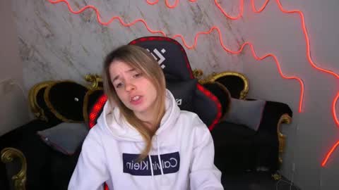 Snapshot of babe_dollie chatting on February 11, 8:37 am Babe online show from February 11, 8:37 am