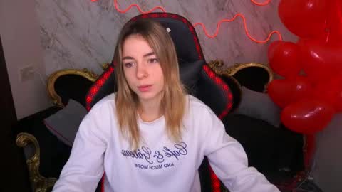Snapshot of babe_dollie chatting on February 14, 7:28 am Babe online show from February 14, 7:28 am
