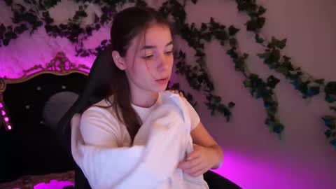 Snapshot of babe_dollie chatting on October 16, 7:22 am Babe online show from October 16, 7:22 am