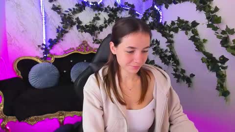 Snapshot of babe_dollie chatting on October 2, 6:51 am Babe online show from October 2, 6:51 am