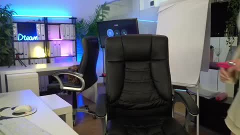 Olivia and Lexi online show from April 23, 5:04 am