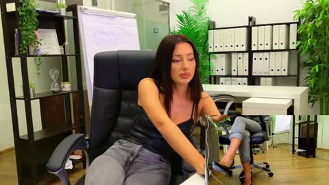 Snapshot of babesgowild chatting on October 7, 4:50 am Olivia and Lexi online show from October 7, 4:50 am
