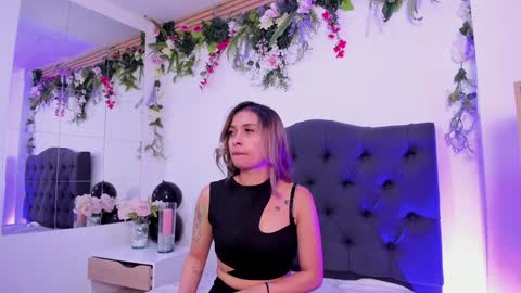 Snapshot of beccamilanni chatting on February 5, 12:49 pm beccamilanni online show from February 5, 12:49 pm