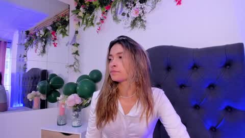 Snapshot of beccamilanni chatting on December 27, 12:45 pm beccamilanni online show from December 27, 12:45 pm