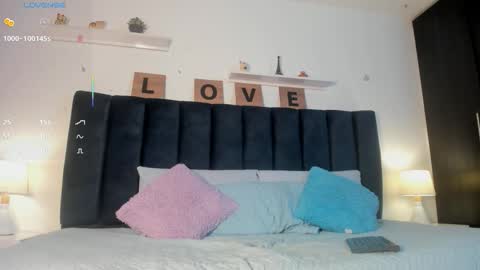 bella13_ online show from March 4, 9:10 pm