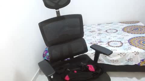 bella_hadid03 online show from March 9, 4:49 am