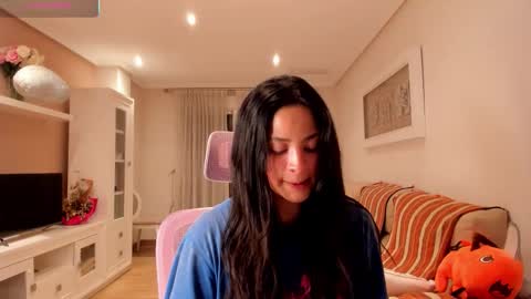 Snapshot of bella_pocahontas3 chatting on September 25, 10:18 pm bella_pocahontas3 online show from September 25, 10:18 pm