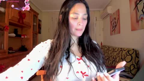 Snapshot of bella_pocahontas3 chatting on February 7, 9:26 pm bella_pocahontas3 online show from February 7, 9:26 pm