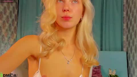 Snapshot of bella_stewartt chatting on September 22, 12:09 am Bella online show from September 22, 12:09 am