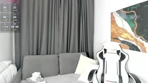 Snapshot of bella_xx_ chatting on October 17, 3:10 am Hi I am Bella I am a first day here online show from October 17, 3:10 am