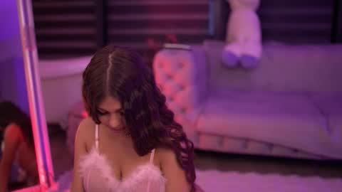 Bella online show from November 14, 7:03 pm