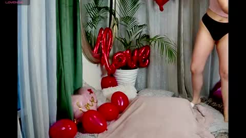 Snapshot of belleskye chatting on February 17, 5:25 am Belle online show from February 17, 5:25 am