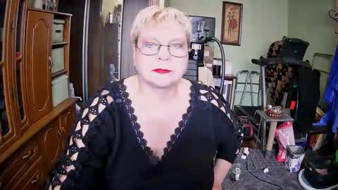 Snapshot of beverlyqcynia chatting on October 9, 10:19 am BeverlyQCynia online show from October 9, 10:19 am