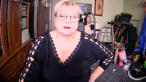 Snapshot of beverlyqcynia chatting on October 12, 9:44 am BeverlyQCynia online show from October 12, 9:44 am
