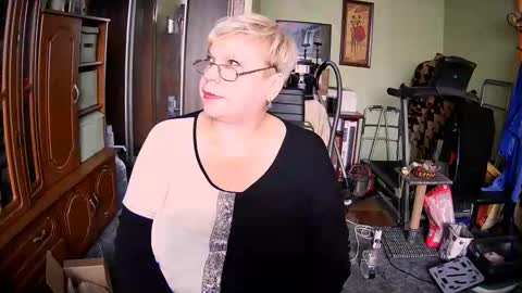 Snapshot of beverlyqcynia chatting on October 5, 11:15 am BeverlyQCynia online show from October 5, 11:15 am