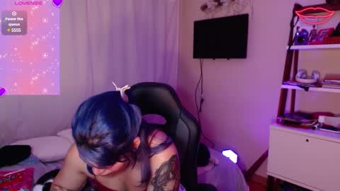 Snapshot of biigbooty_ chatting on December 12, 5:31 am biigbooty_ online show from December 12, 5:31 am