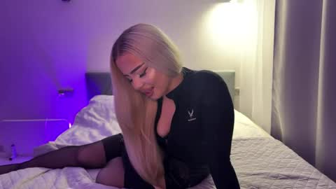 blonde8888 online show from June 3, 12:56 am