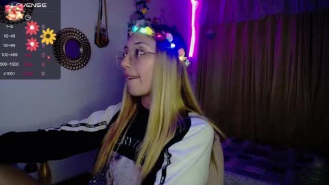 Snapshot of bonny_clyde_xx_ chatting on December 17, 4:34 am Soffy Brooks Independent model online show from December 17, 4:34 am