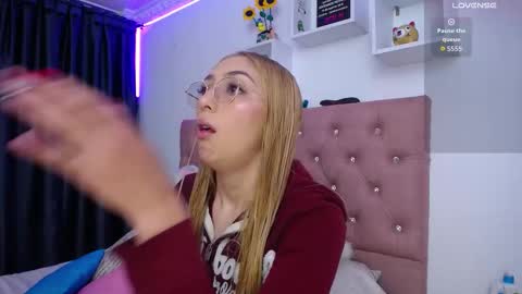 Snapshot of bonny_clyde_xx_ chatting on October 16, 2:25 am Soffy Brooks Independent model online show from October 16, 2:25 am
