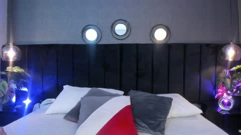   online show from April 5, 9:03 pm