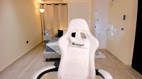 Alejandra online show from December 6, 1:40 am